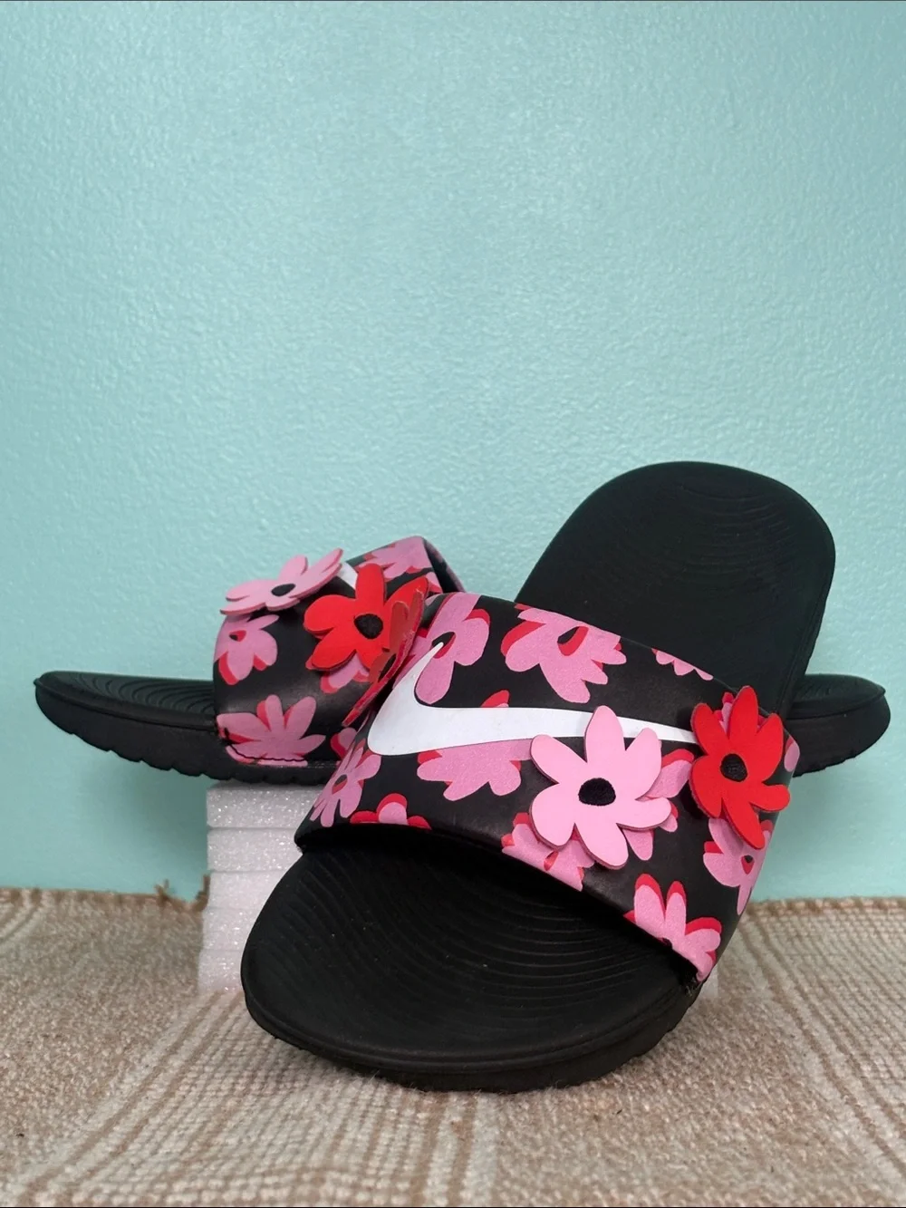 Nike Kid’s Kawa SE Vibrant Floral Pattern Slide. 3-D flower Appliqués. Size— 4 Y